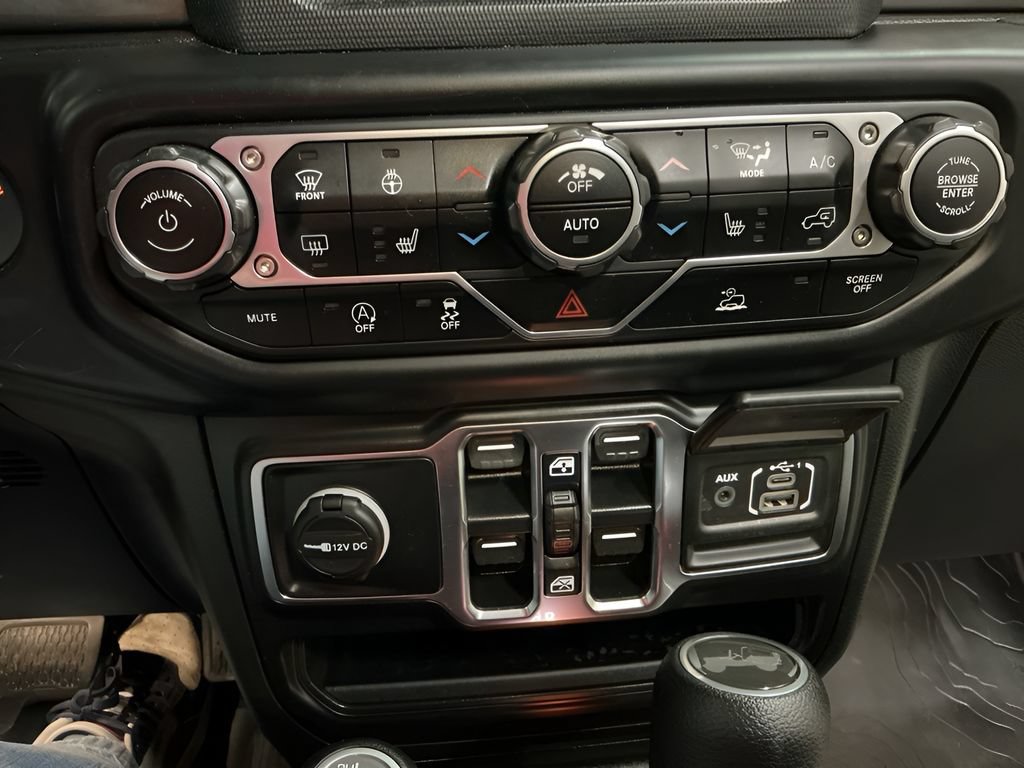 Used 2021 Jeep Wrangler Unlimited Sahara w/ Cold Weather Group AWD/4WD image 16