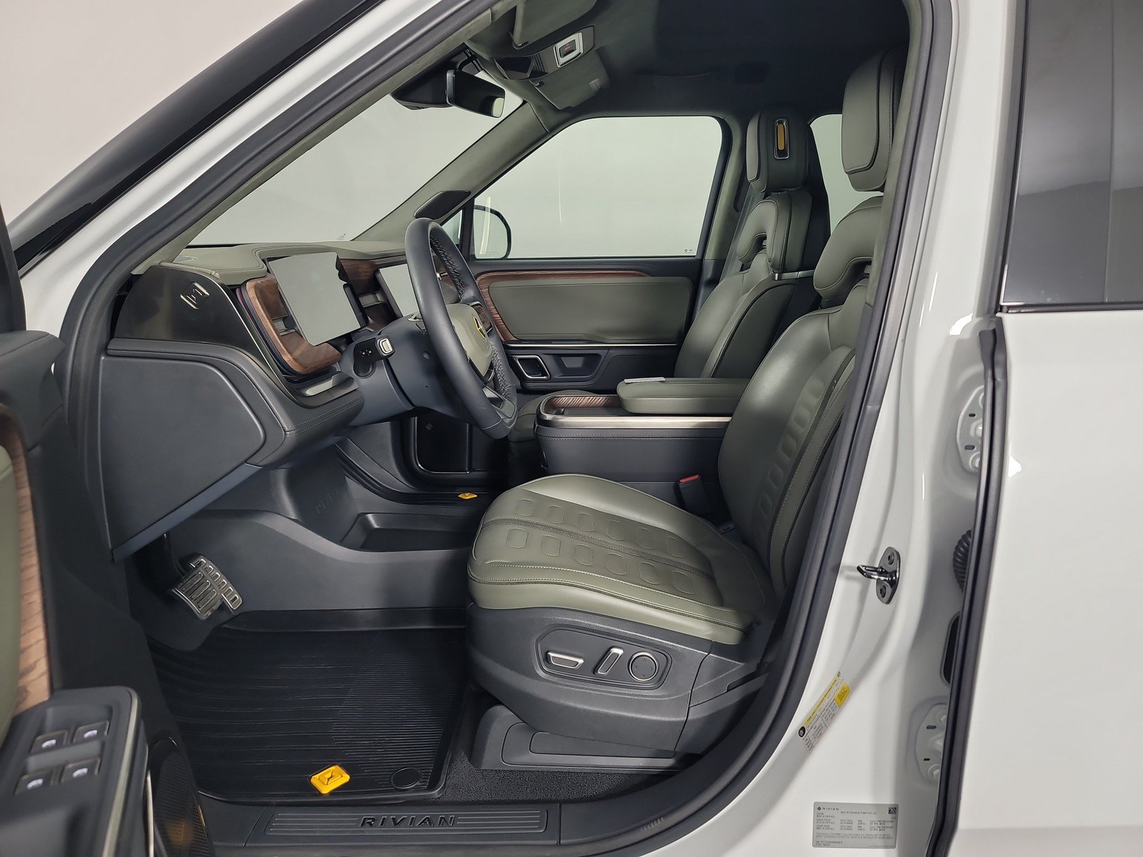 Used 2024 Rivian R1T Adventure AWD/4WD image 20