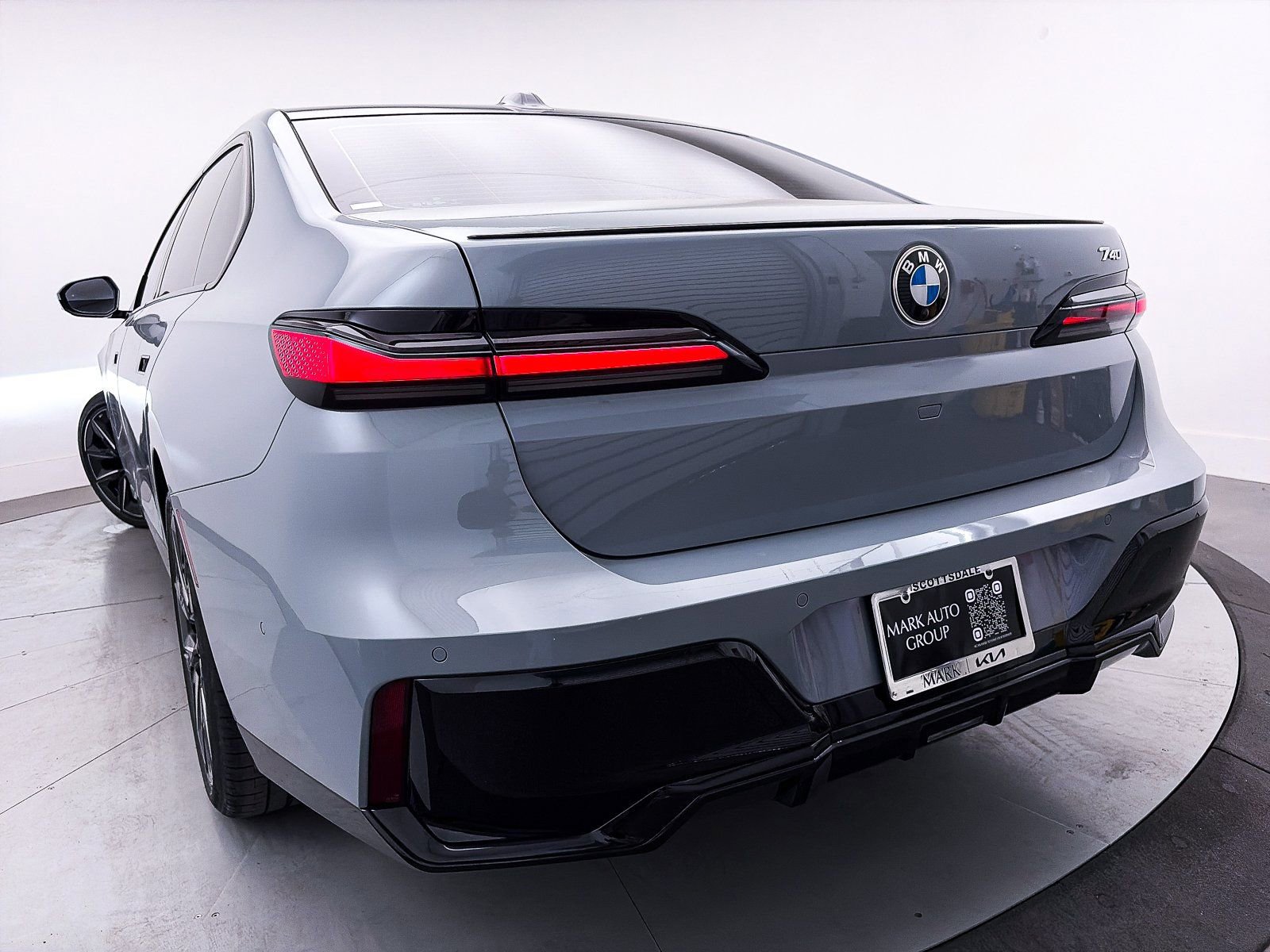 Used 2023 BMW 740i w/ Executive Package image 19