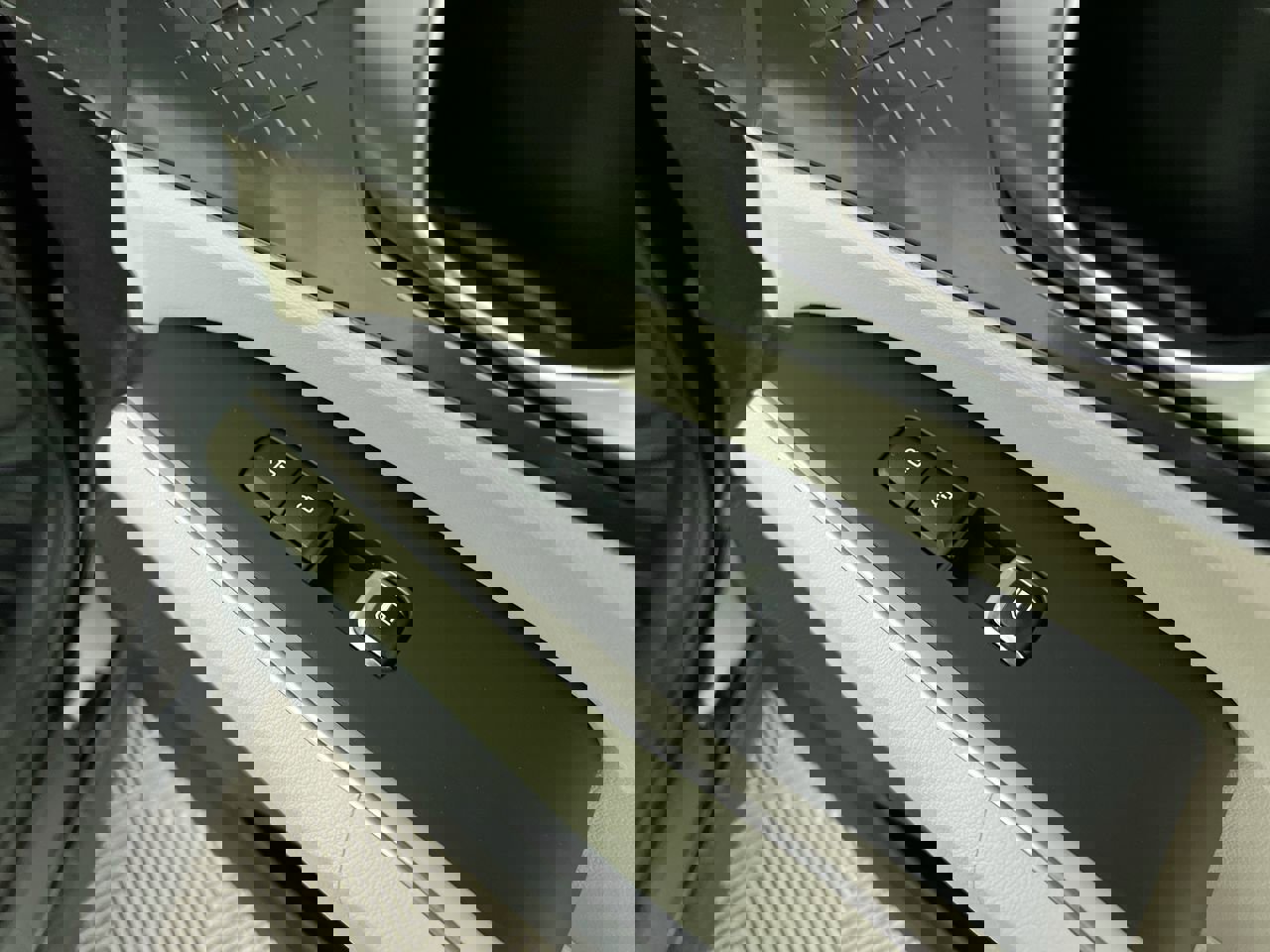 Certified 2025 Kia Sorento EX w/ Panoramic Sunroof Package image 32