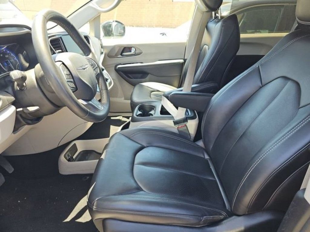 Used 2024 Chrysler Pacifica Touring-L FWD image 5