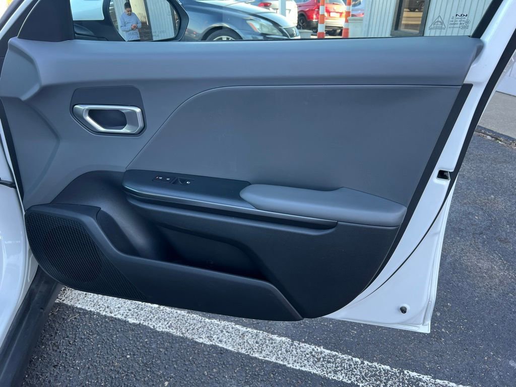 Used 2025 Kia K4 LXS image 33
