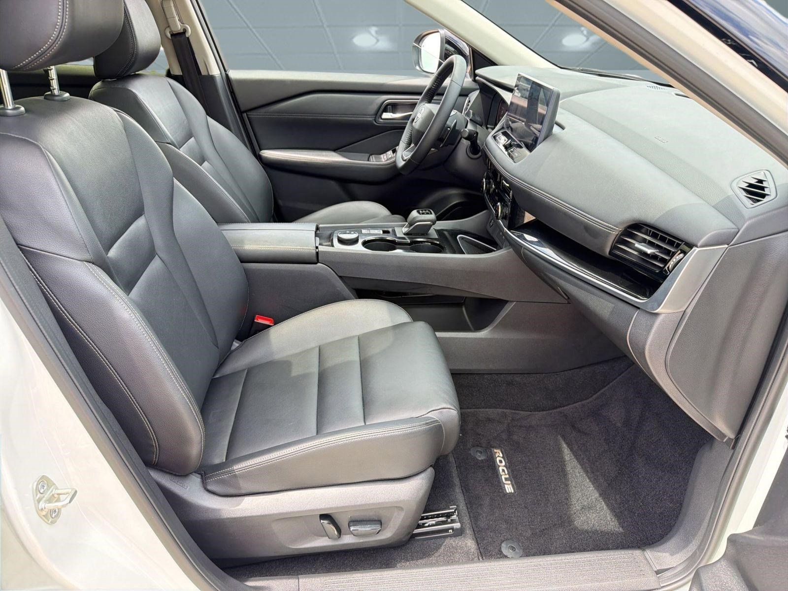 Used 2025 Nissan Rogue SL w/ Tech Package AWD/4WD image 30