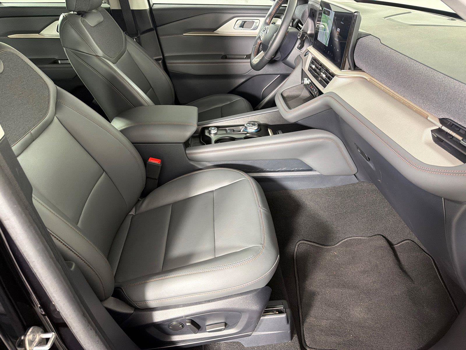 Used 2025 Ford Explorer Active w/ Active Comfort Package RWD image 13