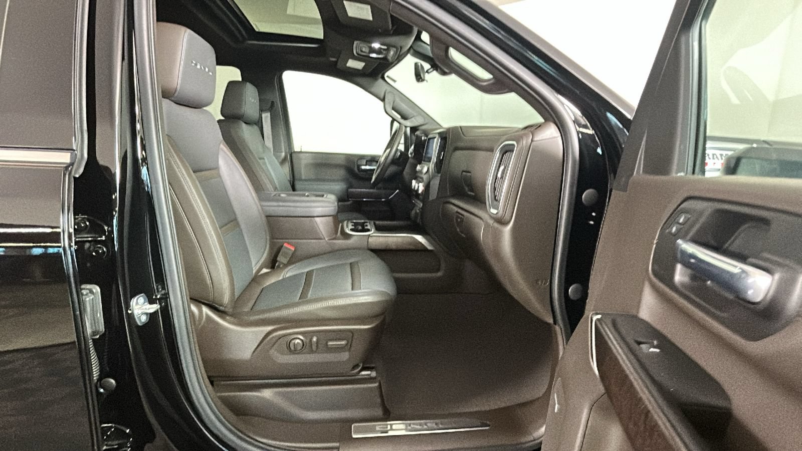 Used 2020 GMC Sierra 3500 Denali w/ Denali Ultimate Package AWD/4WD image 35
