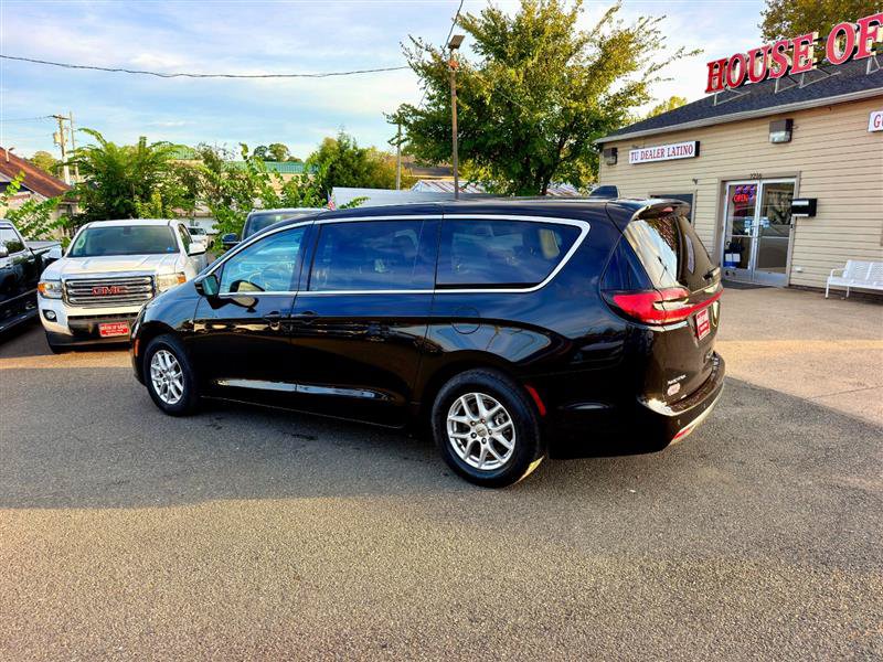Used 2024 Chrysler Pacifica Touring-L FWD image 2