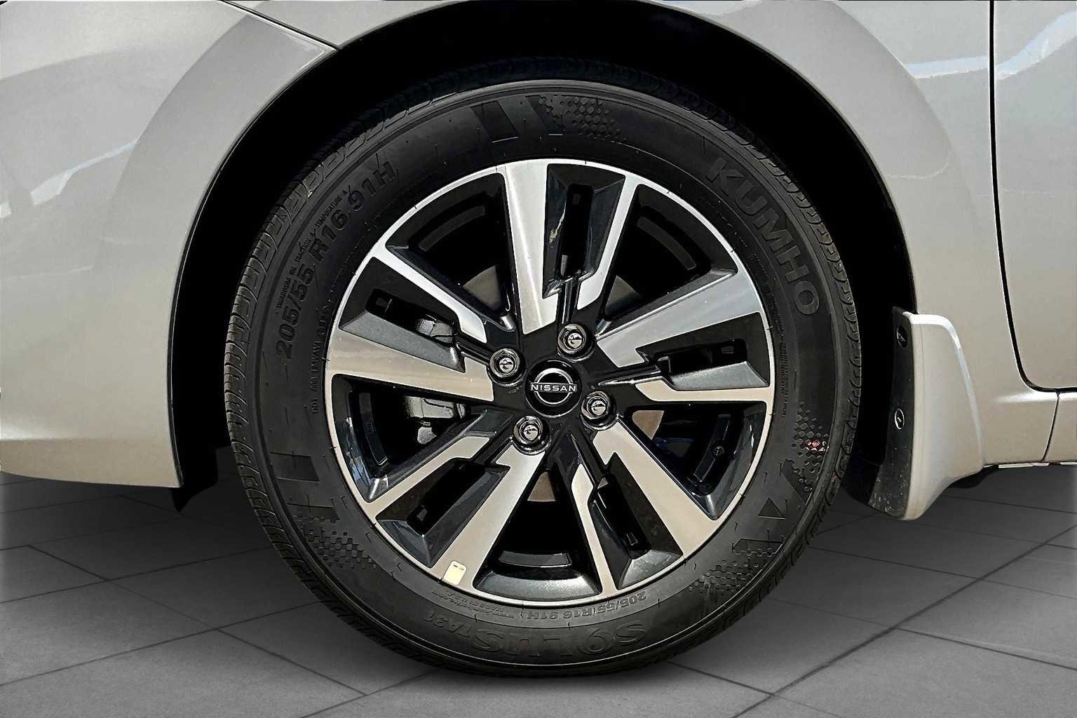 Used 2025 Nissan Versa SV w/ Trunk Package FWD image 9