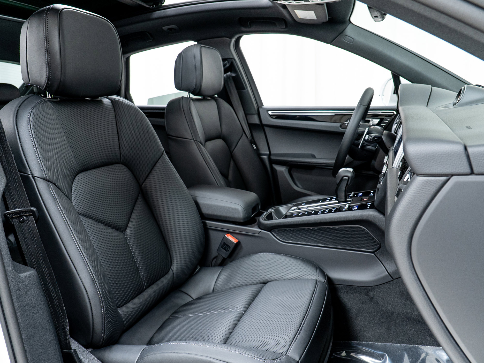 Certified 2025 Porsche Macan image 25