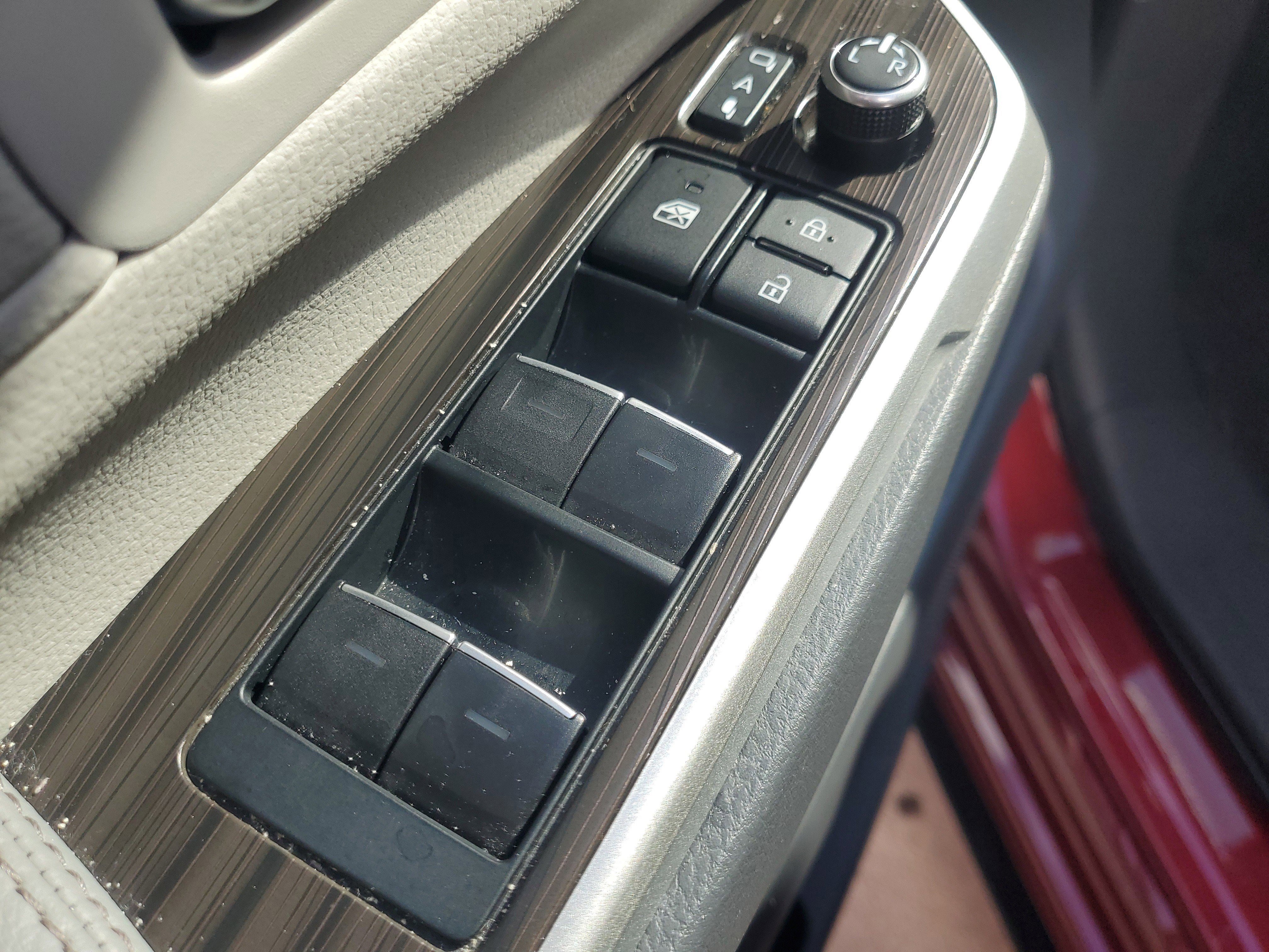 Used 2023 Toyota Sienna Limited image 16