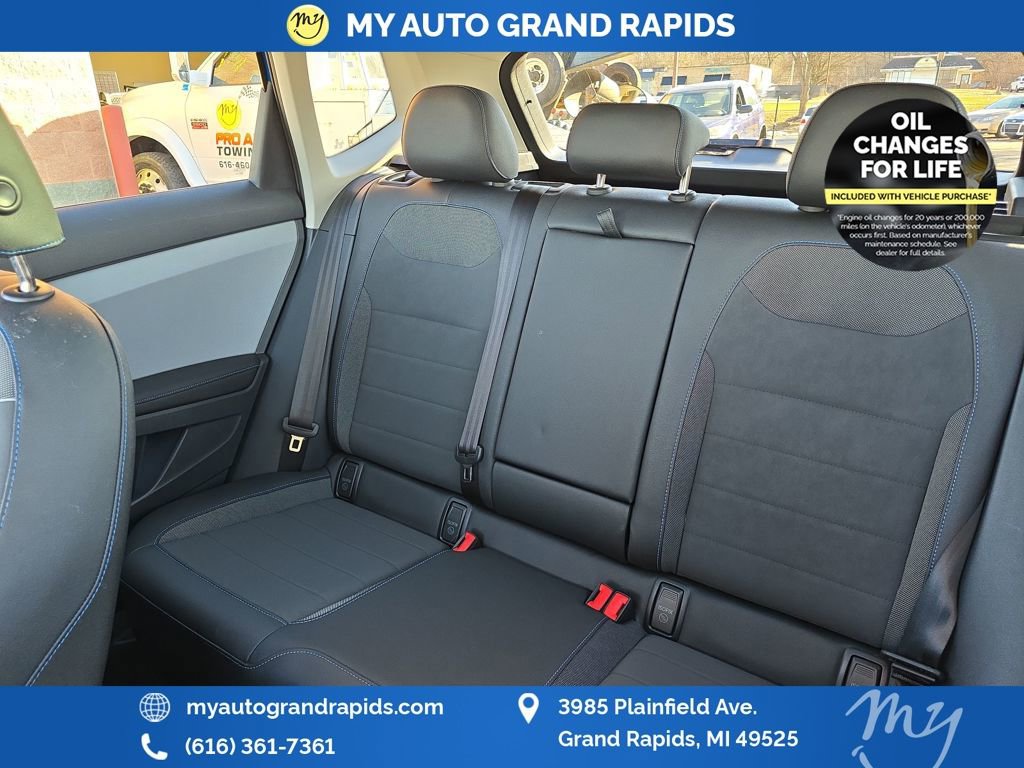 Used 2024 Volkswagen Taos SE image 27