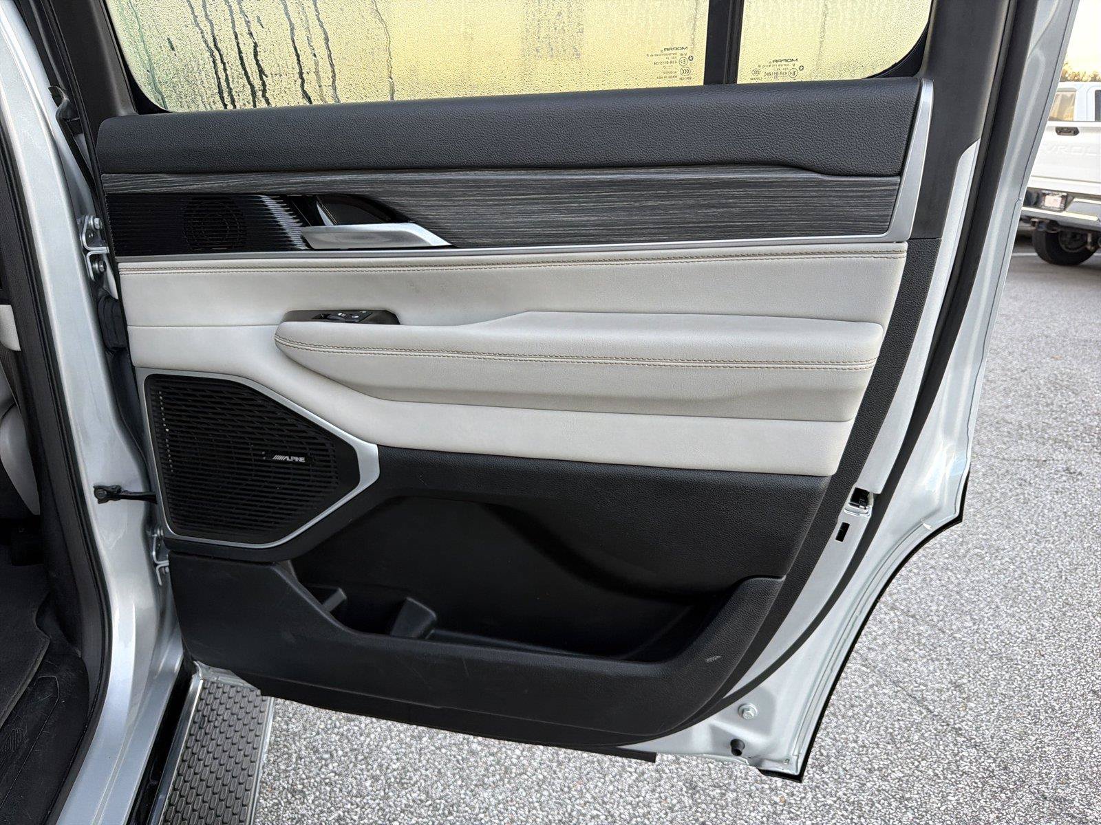 Used 2024 Jeep Wagoneer Series II w/ Flexible Seating Group RWD image 16