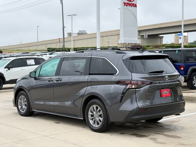 Used 2025 Toyota Sienna LE AWD/4WD image 4