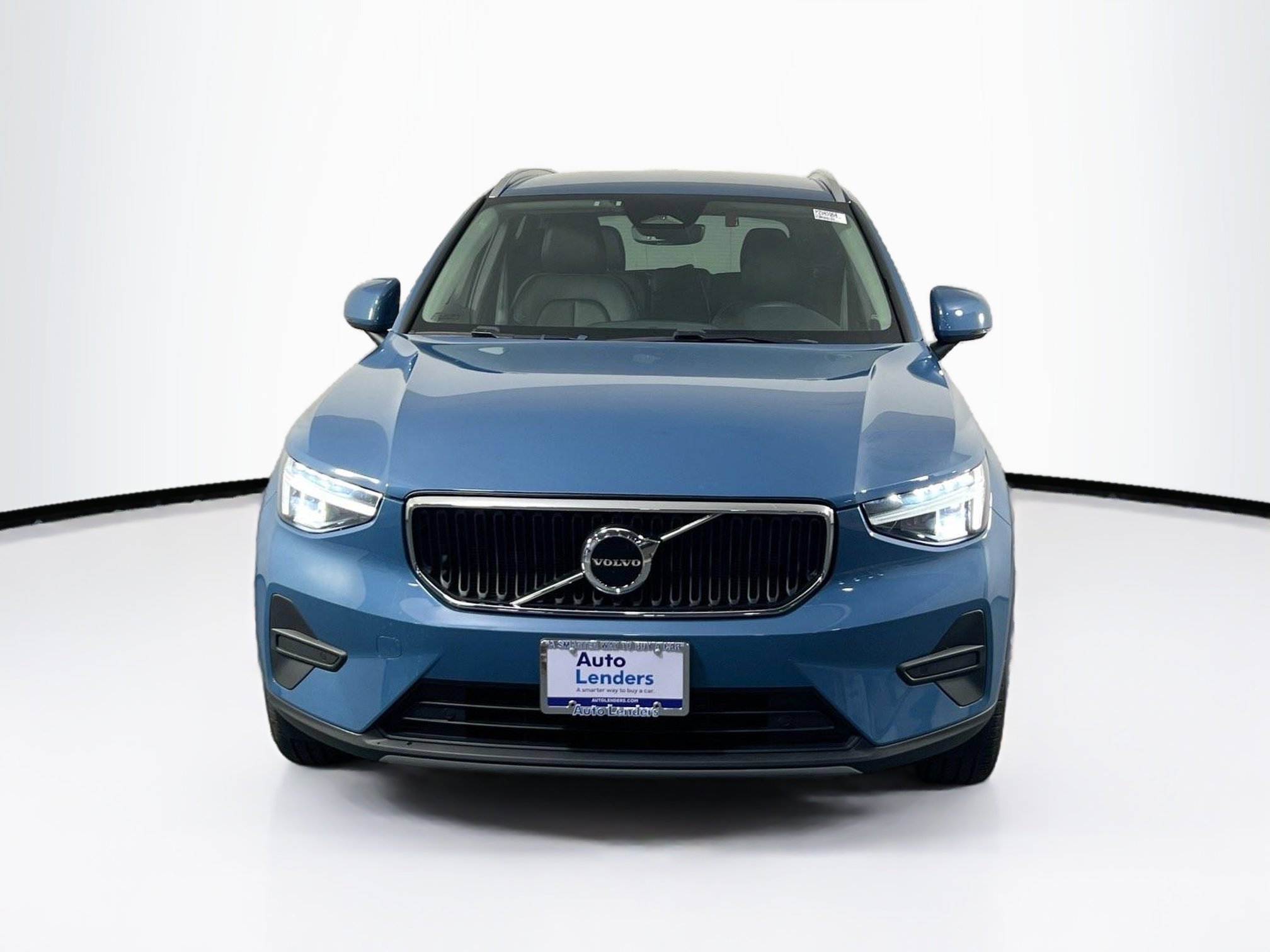 Used 2023 Volvo XC40 B5 Core w/ Convenience Package image 2