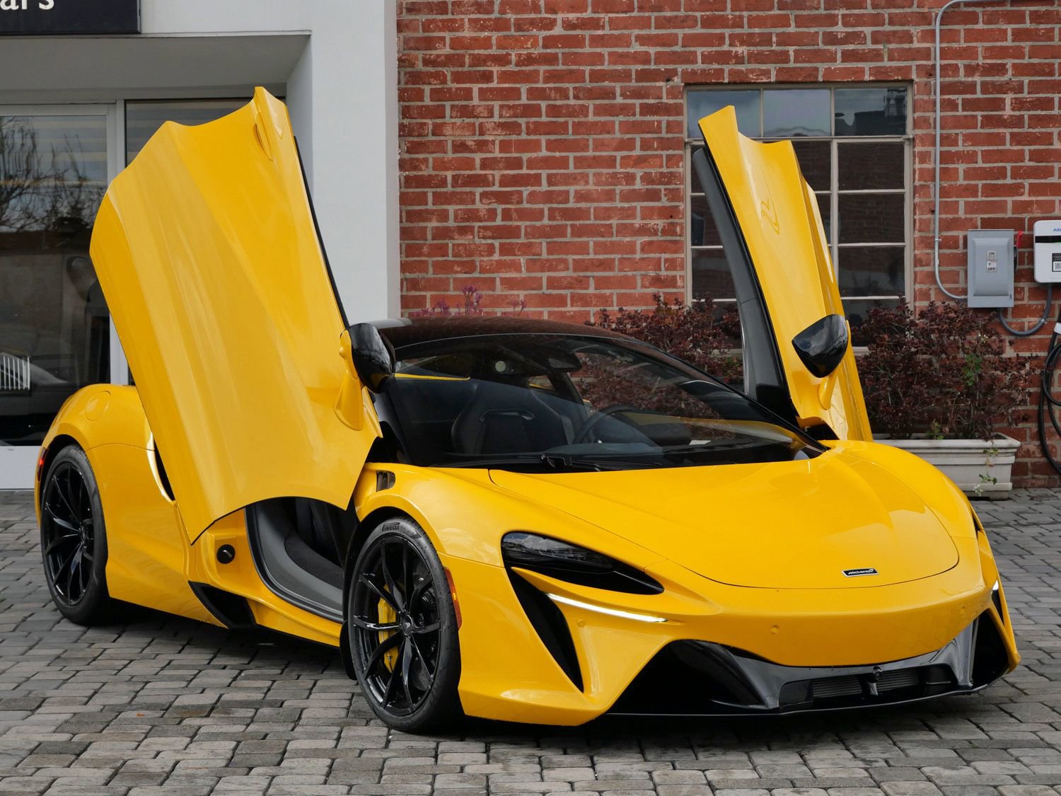 Used 2023 McLaren Artura RWD image 14