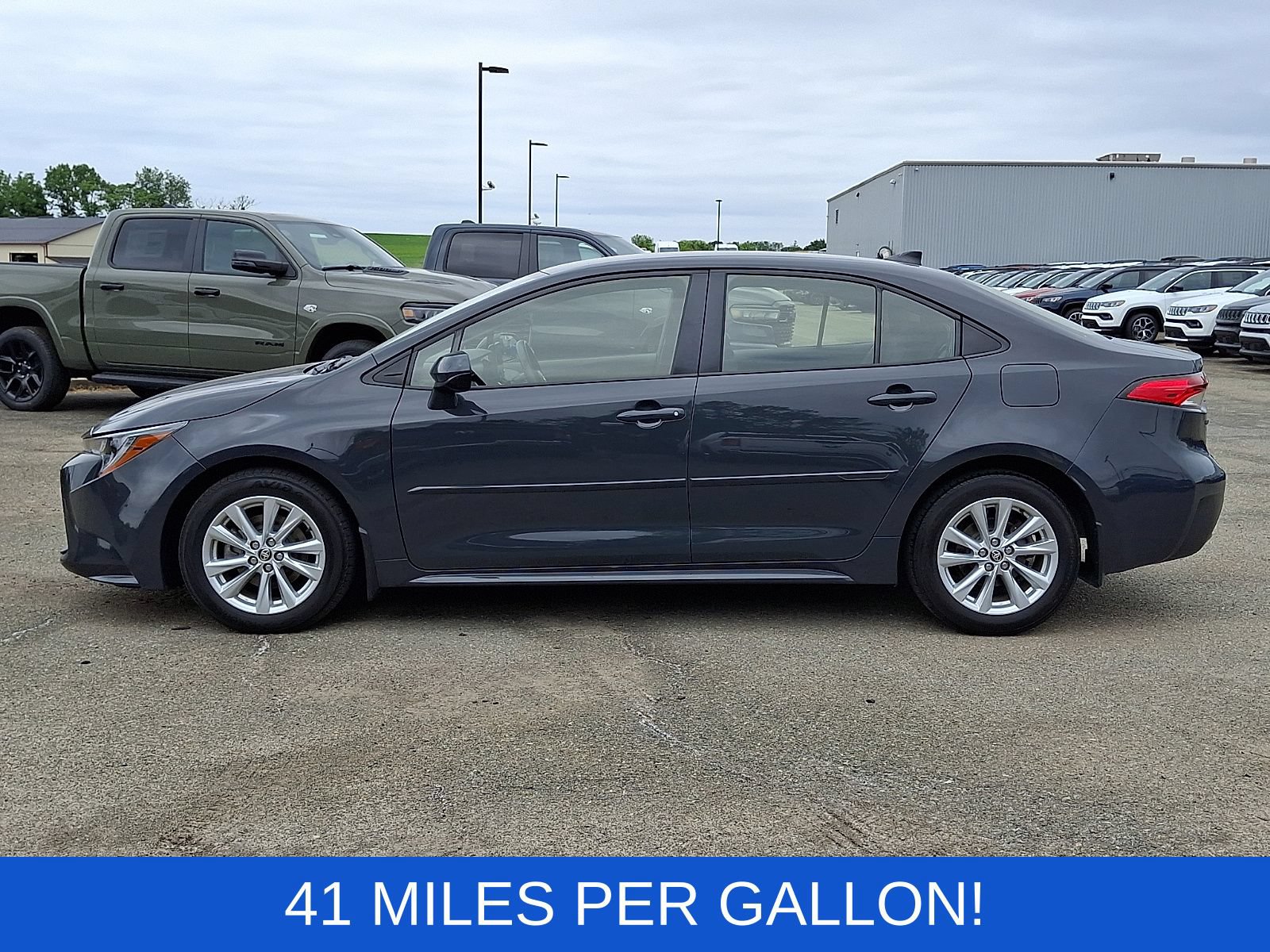 Used 2023 Toyota Corolla LE w/ LE Convenience Package FWD image 4