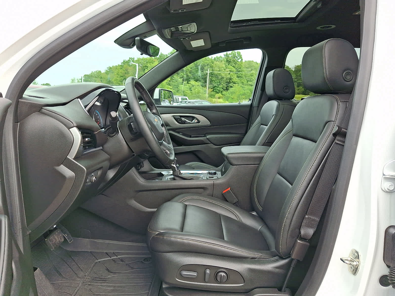 Used 2023 Chevrolet Traverse LT w/ LT Premium Package AWD/4WD image 16