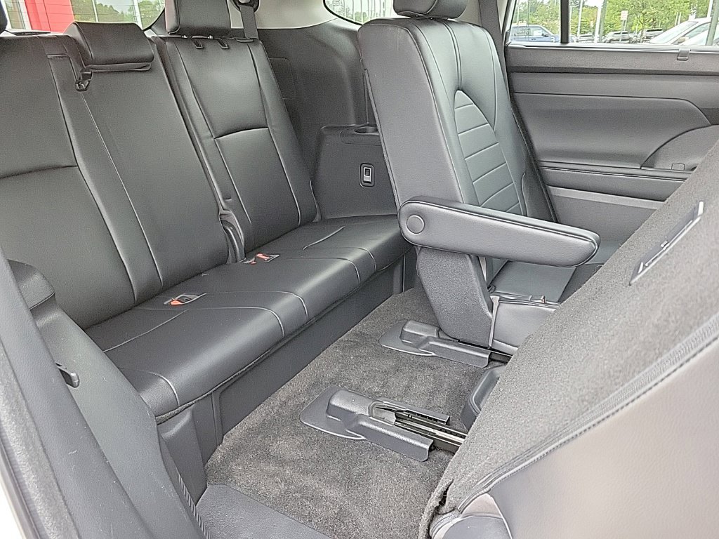 Used 2023 Toyota Highlander XLE AWD/4WD image 16