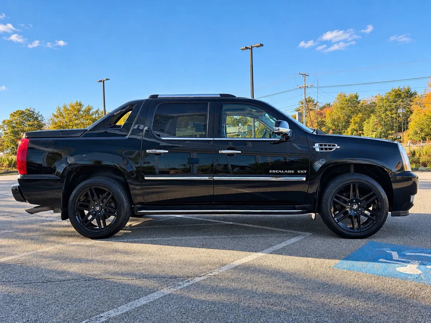 Used 2011 Cadillac Escalade EXT Luxury AWD/4WD image 7