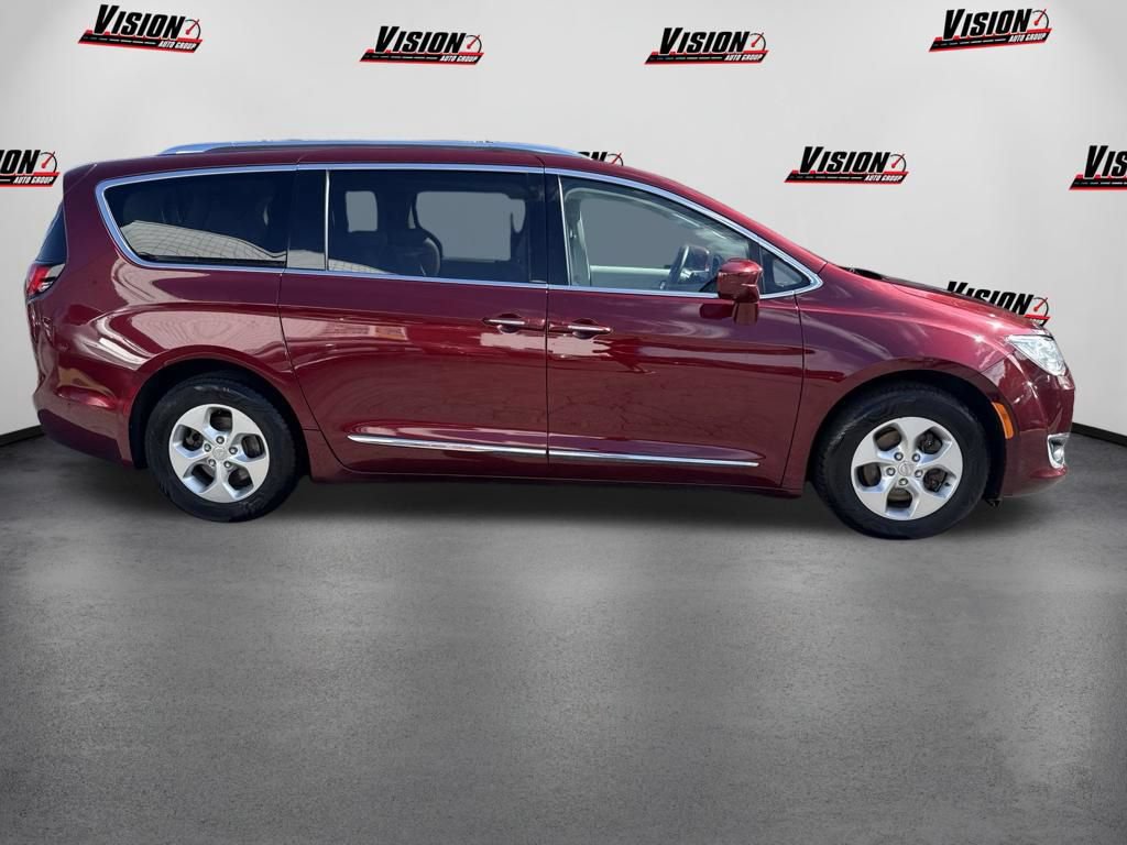 Used 2017 Chrysler Pacifica Touring-L Plus w/ Advanced Safetytec Group FWD image 4