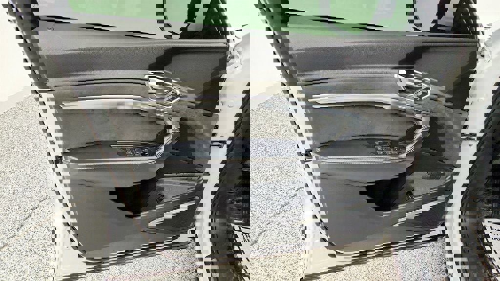 Used 2019 Audi e-tron Prestige w/ Prestige Package image 11