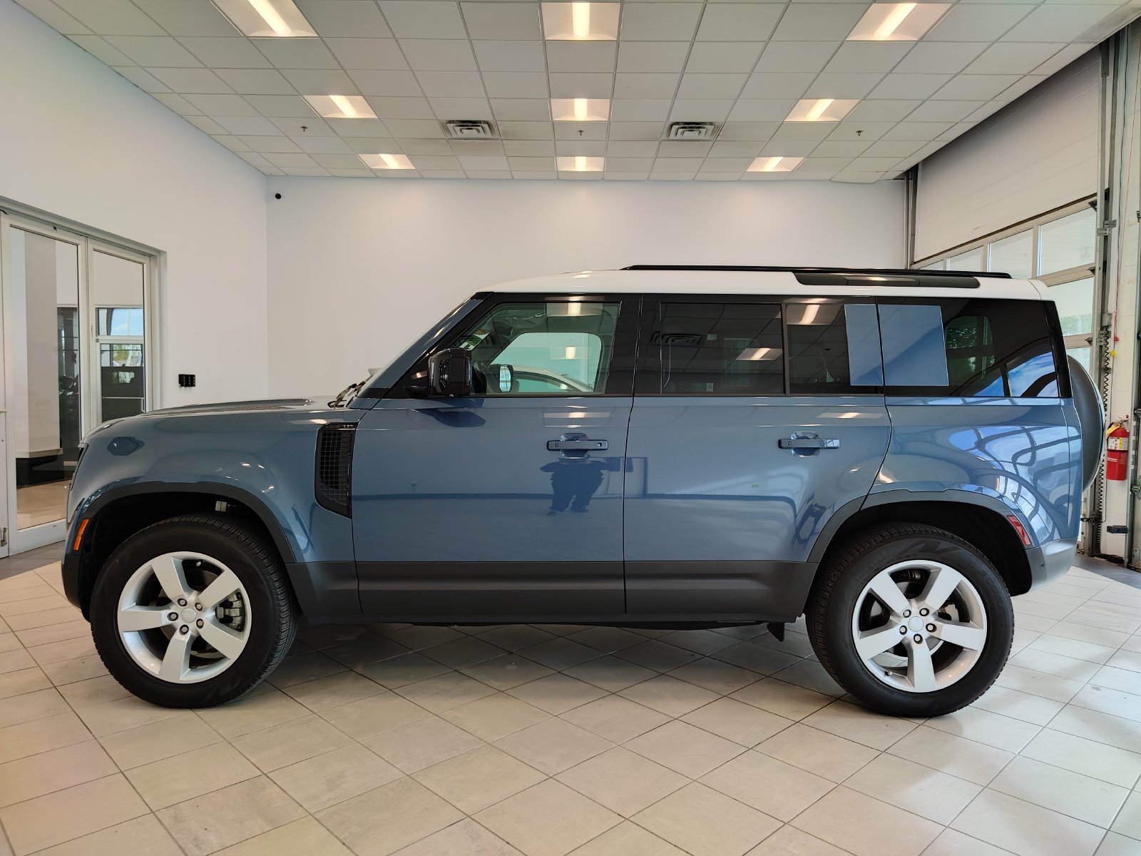 Used 2025 Land Rover Defender 110 S AWD/4WD image 5