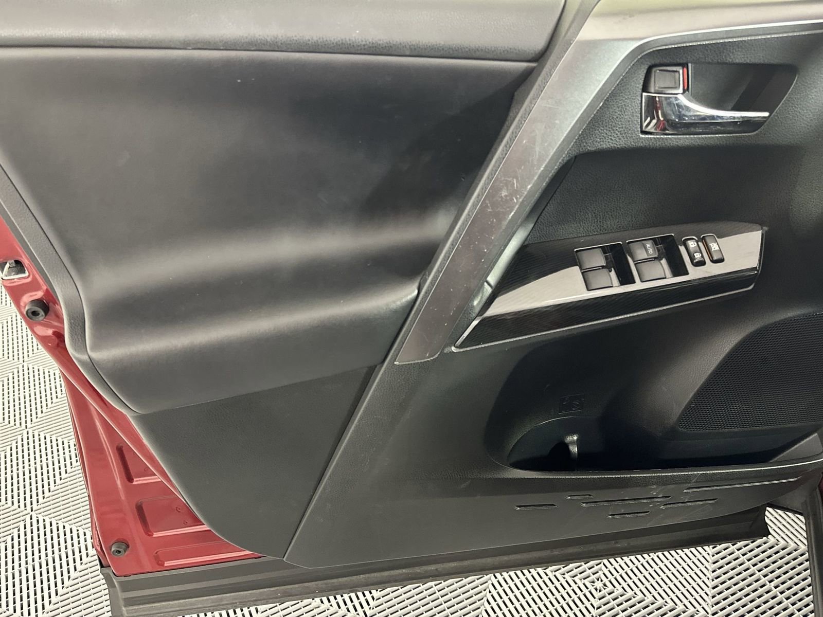 Used 2018 Toyota RAV4 SE w/ Power Extra Value Package FWD image 29