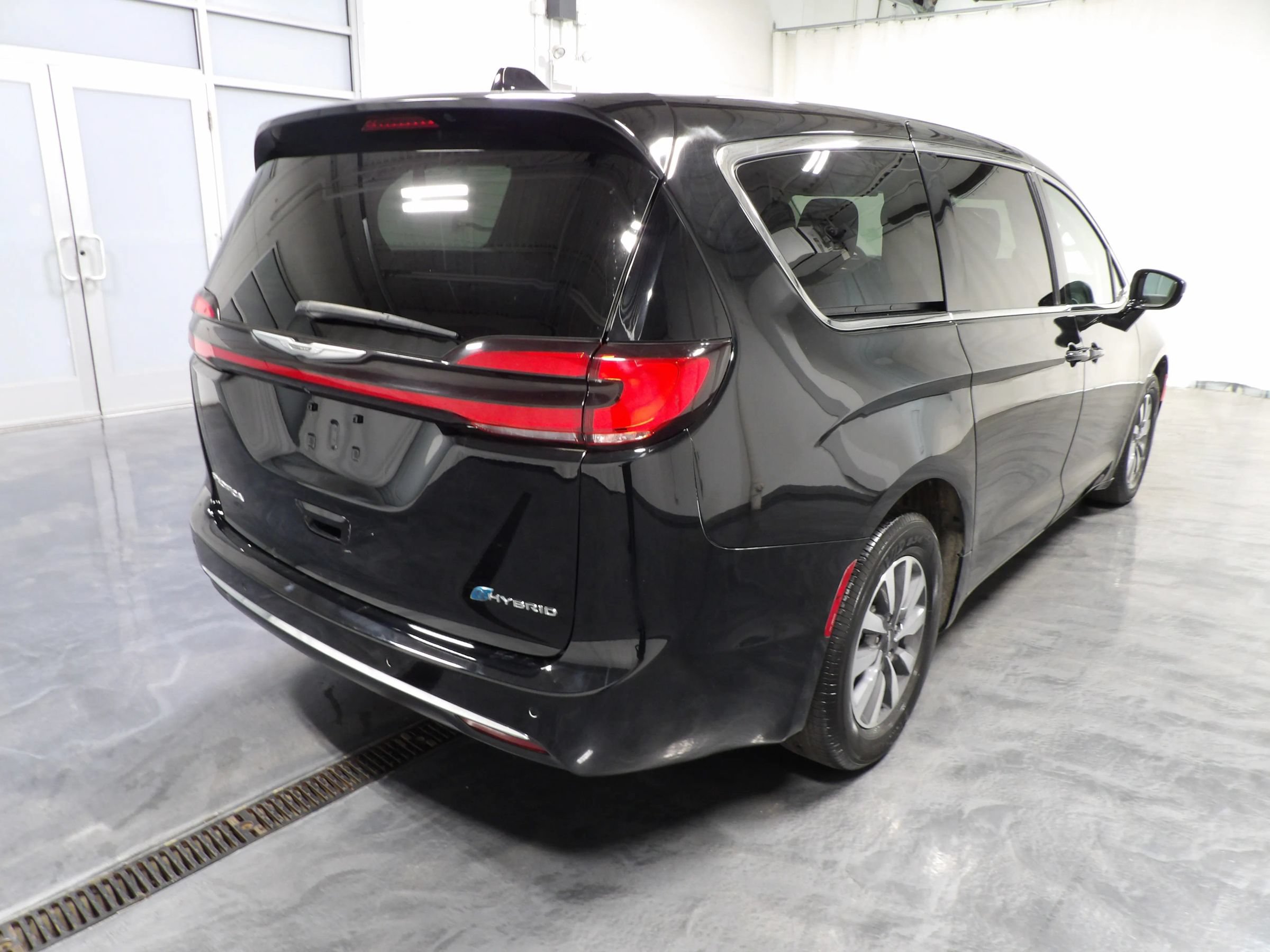 Used 2024 Chrysler Pacifica Limited FWD image 5