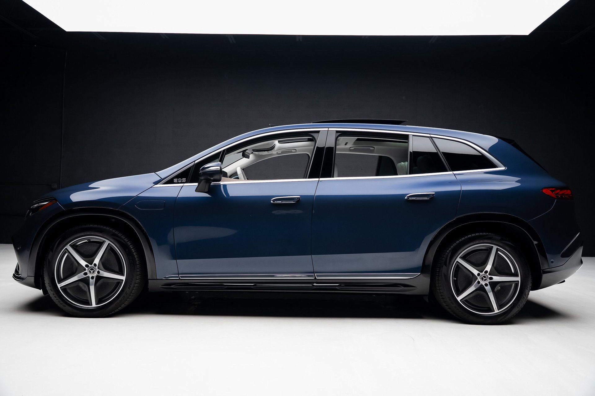 Used 2023 Mercedes-Benz EQS 450+ 4MATIC SUV w/ AMG Line Exterior Package image 17