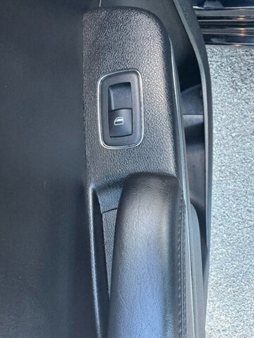 Used 2017 Chrysler 300 Limited RWD image 11