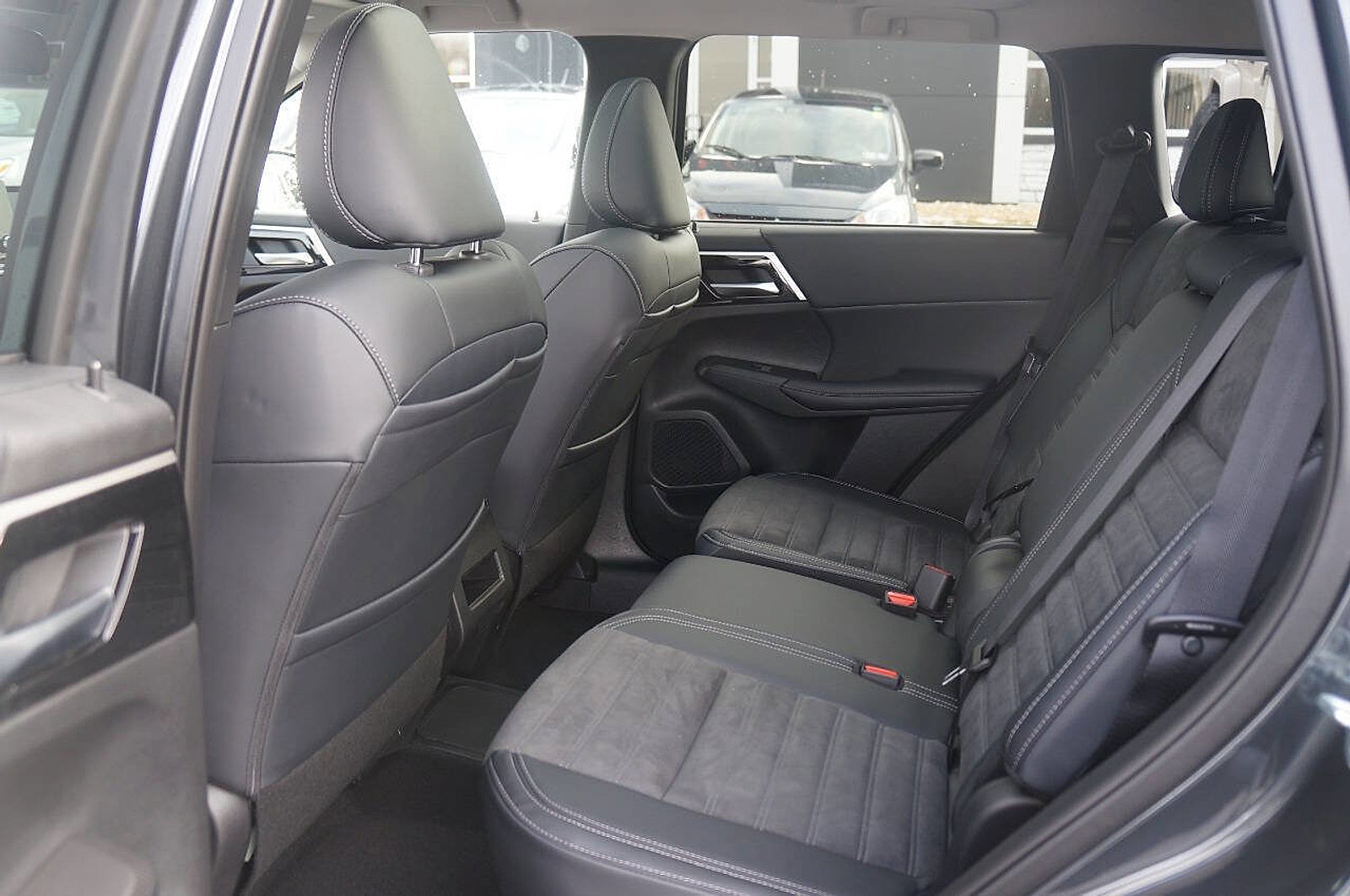 New 2025 Mitsubishi Outlander SE image 20