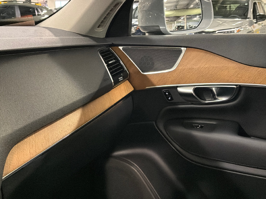 Used 2025 Volvo XC90 T8 Plus w/ Protection Package Premier AWD/4WD image 18