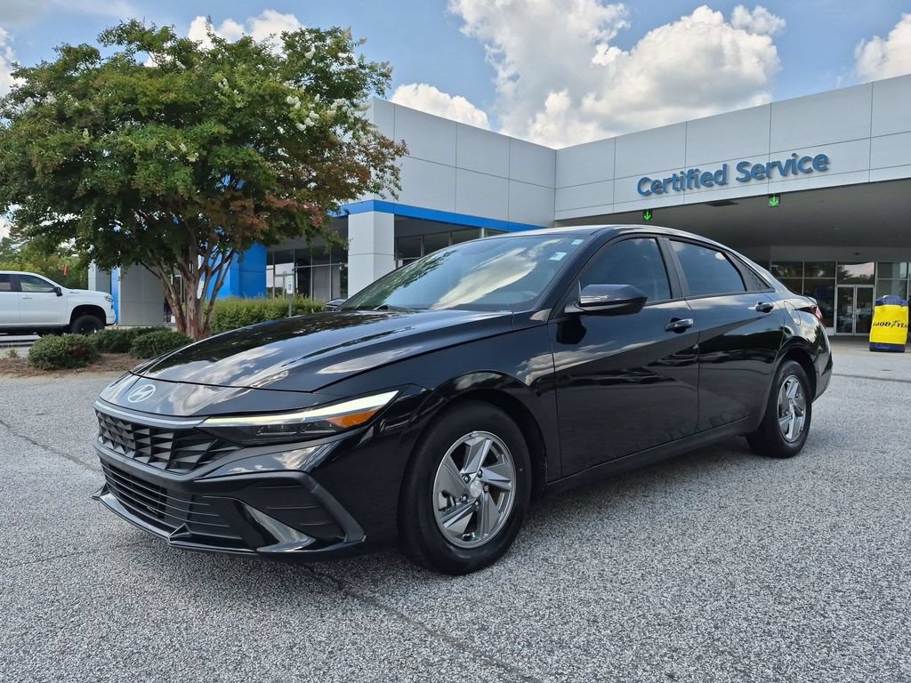 Used 2025 Hyundai Elantra SE FWD image 7