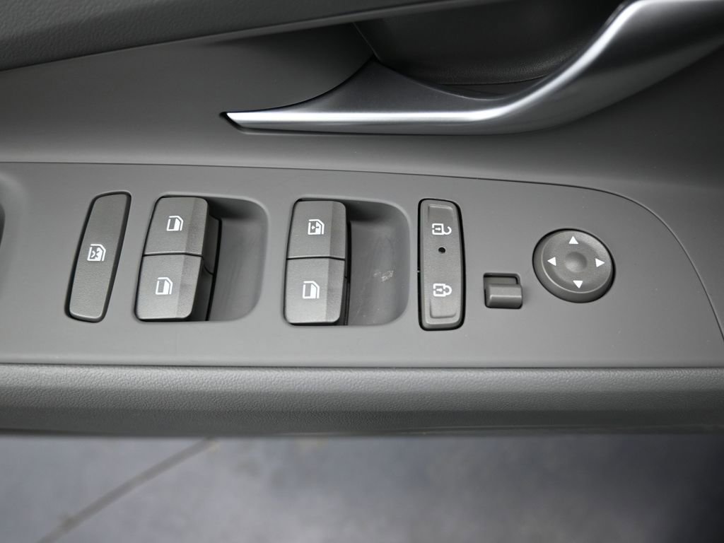 Used 2025 Hyundai Elantra SEL image 18