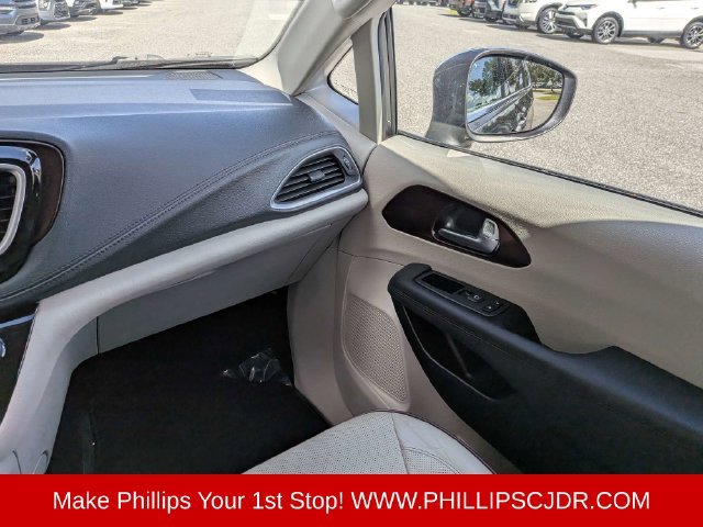Certified 2019 Chrysler Pacifica Limited FWD image 16