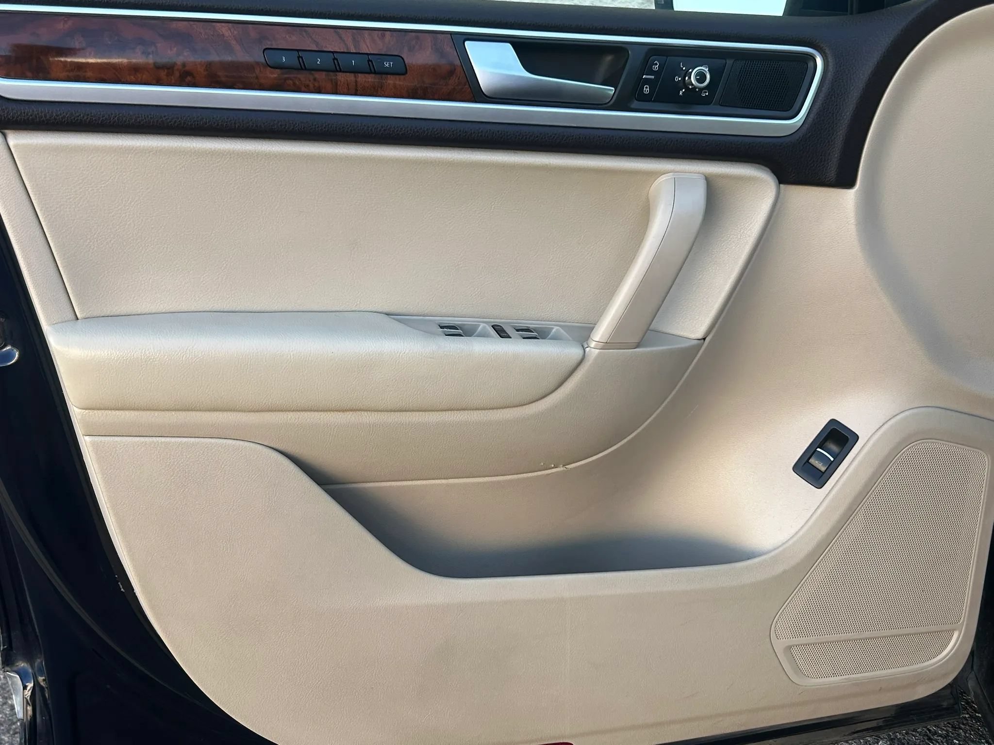 Used 2013 Volkswagen Touareg TDI AWD/4WD image 6