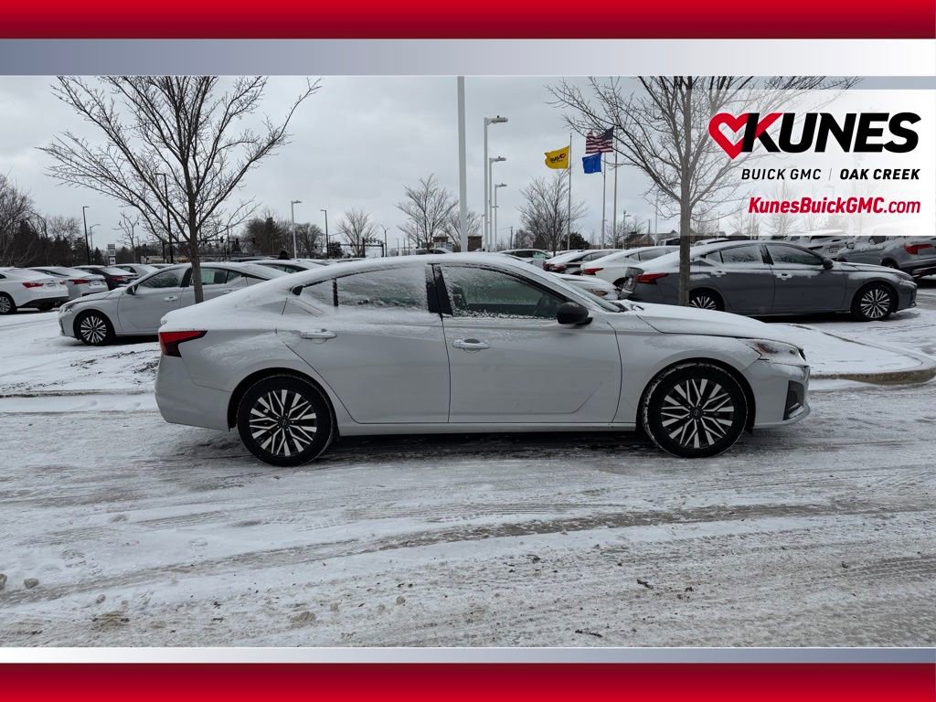 Used 2024 Nissan Altima 2.5 SV image 4