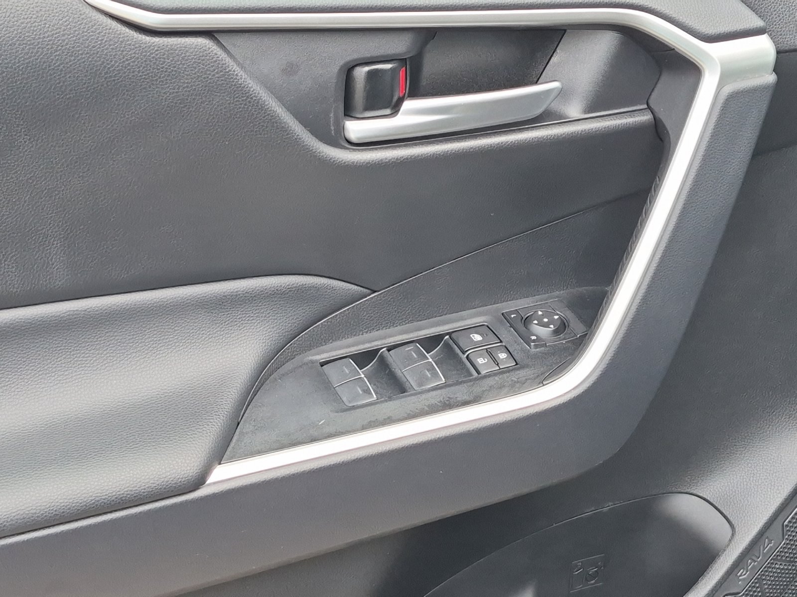 Used 2025 Toyota RAV4 XLE FWD image 10