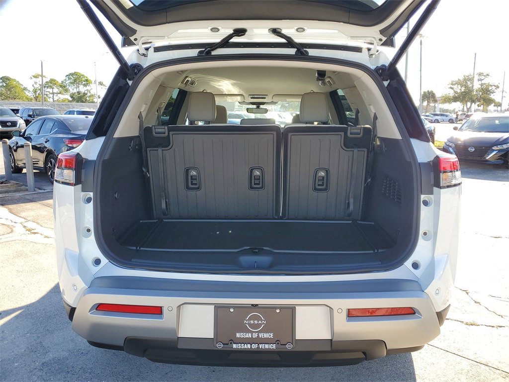 New 2025 Nissan Pathfinder SL image 3