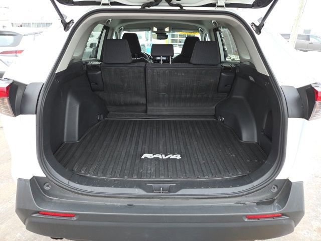 Used 2022 Toyota RAV4 LE image 24
