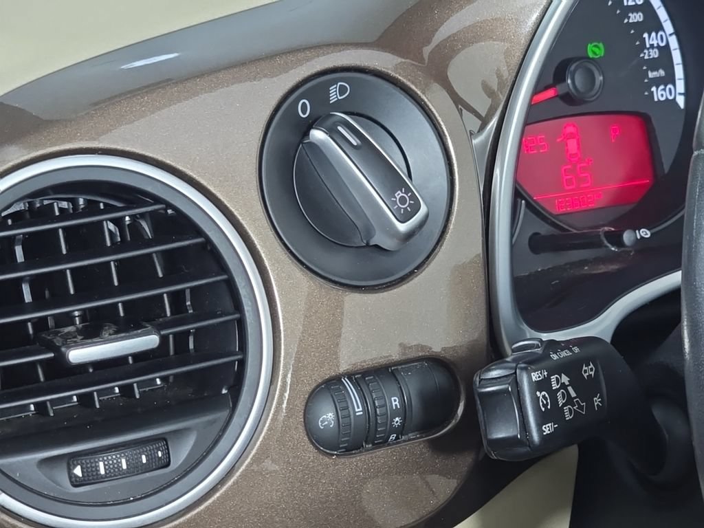 Used 2013 Volkswagen Beetle 2.5 70's Edition FWD image 19