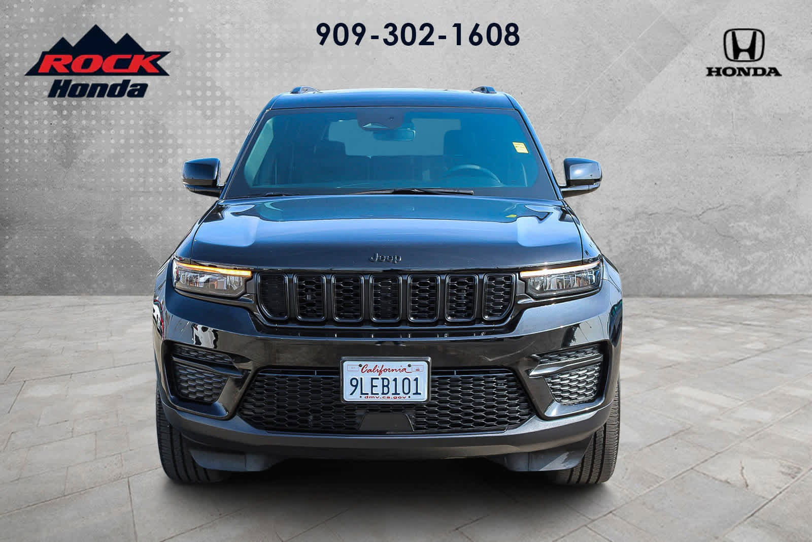 Used 2024 Jeep Grand Cherokee Altitude AWD/4WD image 2