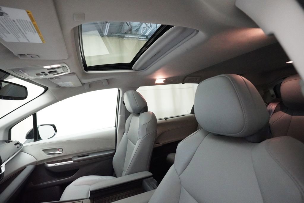 Used 2023 Toyota Sienna XLE FWD image 33