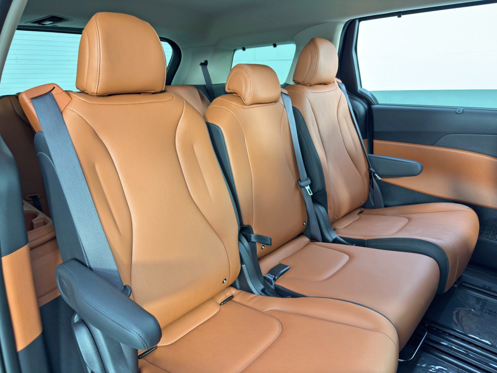 Used 2025 Kia Carnival EX FWD image 45