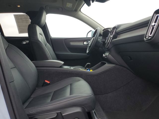 Used 2025 Volvo XC40 B5 Core image 27