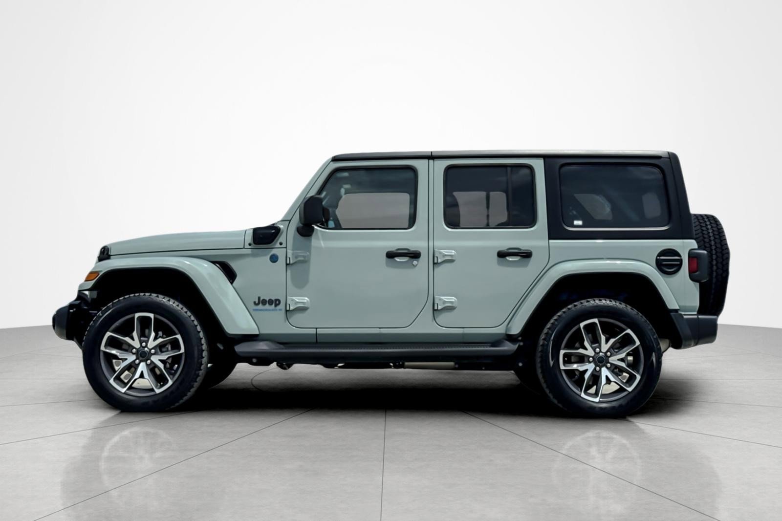 Used 2024 Jeep Wrangler Unlimited w/ Technology Group AWD/4WD image 2