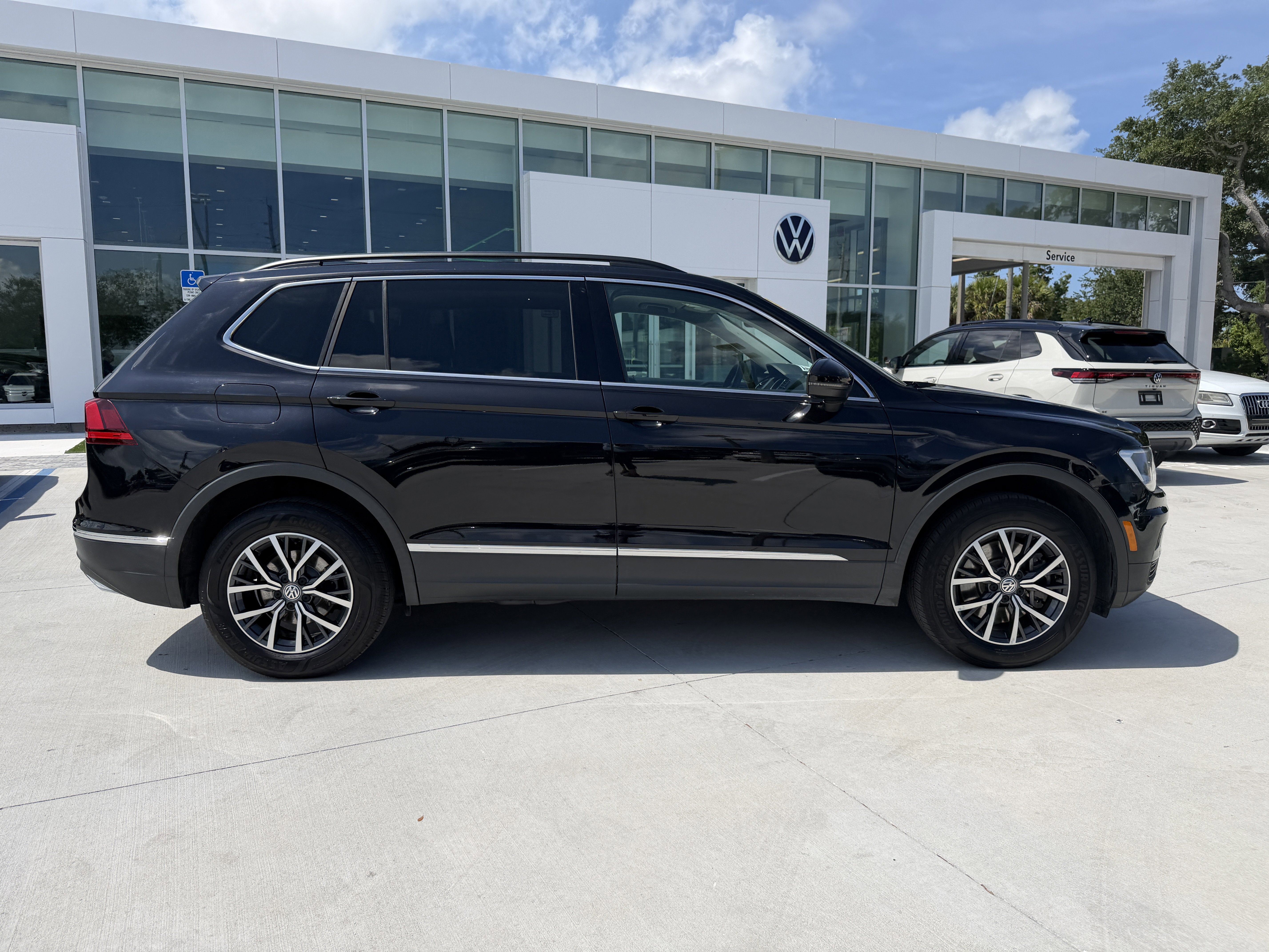 Used 2020 Volkswagen Tiguan SE w/ Panoramic Sunroof Package AWD/4WD image 2
