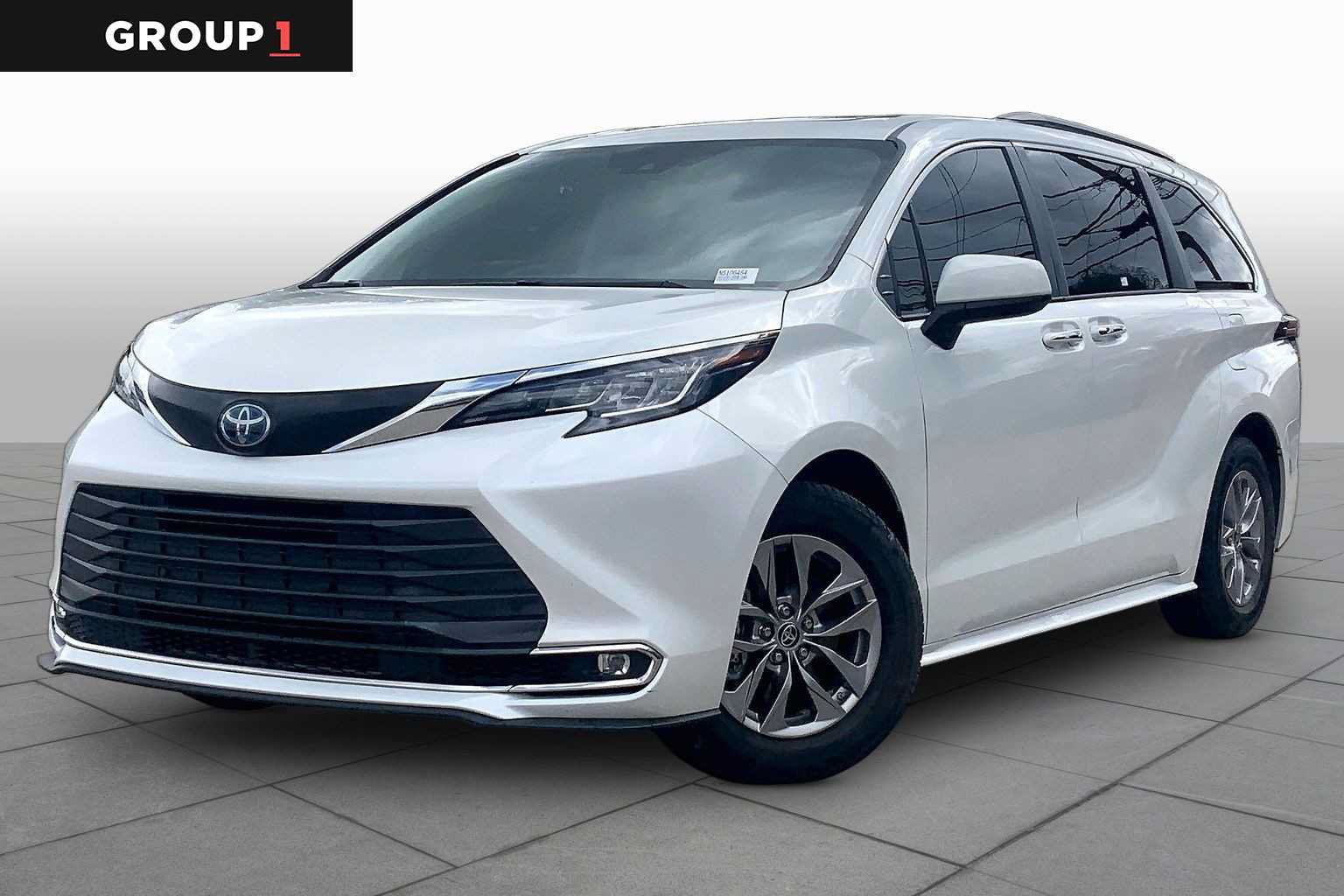 Used 2022 Toyota Sienna XLE FWD image 1