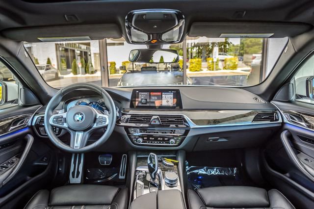 Used 2018 BMW 540i w/ M Sport Package RWD image 3