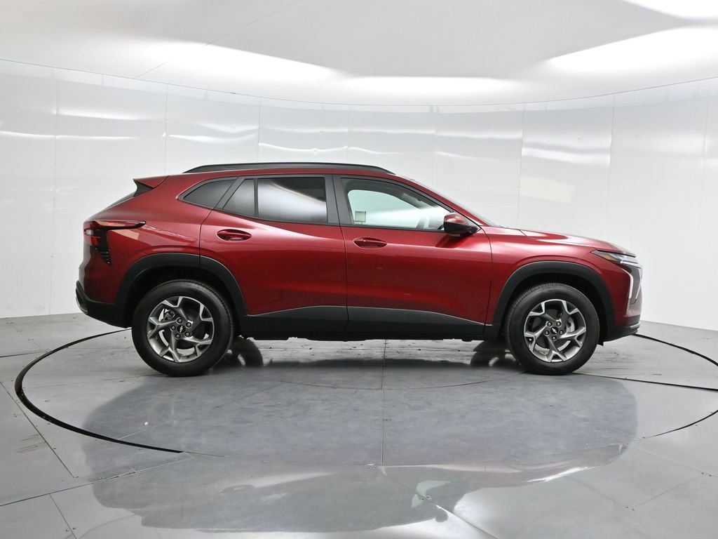 Used 2025 Chevrolet Trax LT w/ LT Convenience Package image 37