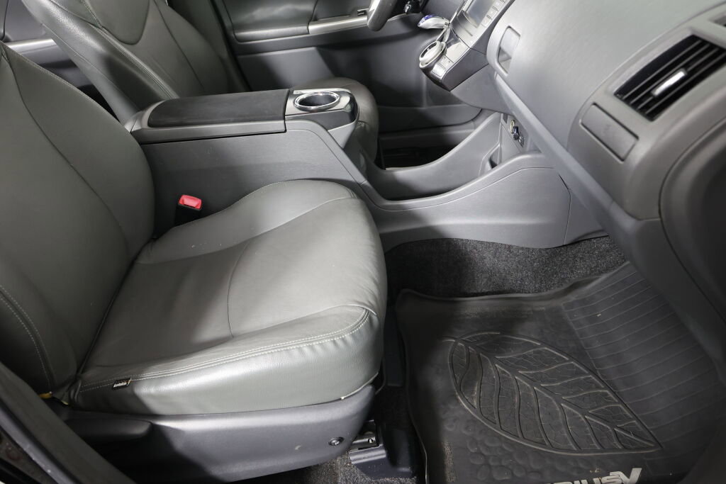 Used 2014 Toyota Prius V Two image 22